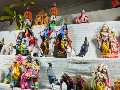 अगर आप अनोखी, हस्तनिर्मित और पारंपरिक चीज़ों की तलाश में हैं, तो दिल्ली हाट एक बेहतरीन विकल्प है। यह बाज़ार भारत भर के कारीगरों के हस्तशिल्प और उत्पादों को प्रदर्शित करता है। आपको यहाँ खूबसूरती से बनी कृष्ण मूर्तियाँ, पारंपरिक पेंटिंग और अनोखी घरेलू सजावट की चीज़ें मिलेंगी जो आपके जन्माष्टमी समारोह में एक खास रंग भर देंगी। | agara-apa-anaokhai-hasatanairamaita-aura-paaranparaika-caijaon-kai-talaasa-maen-haain-tao-dailalai-haata-eka-baehataraina-vaikalapa-haai-yaha-baajaara-bhaarata-bhara-kae-kaaraigaraon-kae-hasatasailapa-aura-utapaadaon-kao-paradarasaita-karataa-haai-apakao | Latest spirituality Photos at Lokmatnews.in