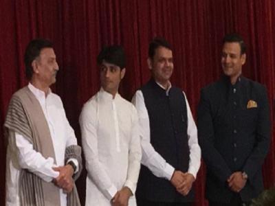 संदीप सिंह, <a href='https://www.lokmatnews.in/topics/devendra-fadnavis/'>देवेंद्र फड़नवीस</a>, विवेक ओबेरॉय और सुरेश ओबेरॉय (किसी कार्यक्रम की तस्वीर)