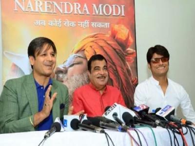 संदीप सिंह, <a href='https://www.lokmatnews.in/topics/nitin-gadkari/'>नितिन गडकरी</a>, विवेक ओबेरॉय (नरेंद्र मोदी फिल्म के किसी कार्यक्रम की तस्वीर)