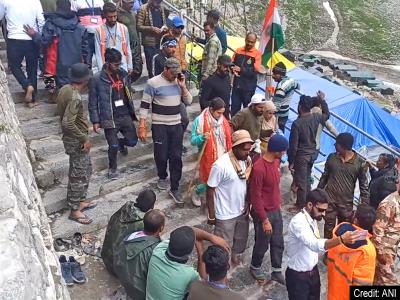 Sara Ali Khan Amarnath Yatra Video | sara-ali-khan-amarnath-yatra-video | Latest bollywood Photos at Lokmatnews.in Sara Ali Khan Amarnath Yatra Video | sara-ali-khan-amarnath-yatra-video | Latest bollywood Photos at Lokmatnews.in