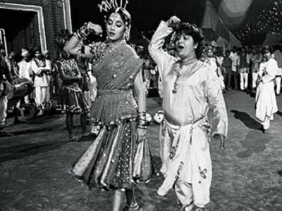 सरोज खान <a href='https://www.lokmatnews.in/topics/madhuri-dixit/'>माधुरी दीक्षित</a> को डांस सिखाते हुए सरोज खान <a href='https://www.lokmatnews.in/topics/madhuri-dixit/'>माधुरी दीक्षित</a> को डांस सिखाते हुए