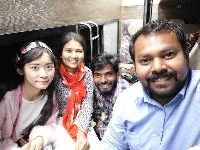 विवियन (बाएं) और अन्य यात्रियों के साथ एक सेल्फी। विवियन (बाएं) और अन्य यात्रियों के साथ एक सेल्फी।