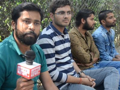 छात्र शशिकांत अपने साथियों के साथ।