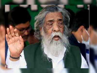 राजनीति में प्रवेश करने से पहले, शिबू सोरेन एक स्कूल शिक्षक के रूप में कार्यरत थे, जिससे उन्हें जमीनी मुद्दों की गहरी समझ मिली। इस आधार ने उन्हें आदिवासी समुदायों से जुड़ने और व्यवस्थागत शोषण से लड़ने में मदद की। राजनीतिक जागृति और जनजातीय अधिकारों की वकालत 1960 के दशक के अंत और 70 के दशक की शुरुआत में, सोरेन आदिवासी क्षेत्रों में जमींदारों और साहूकारों द्वारा शोषण के खिलाफ एक प्रमुख आवाज के रूप में उभरे। आदिवासी अधिकार कार्यकर्ता के रूप में सोरेन की यात्रा संथाल आंदोलन में उनकी भागीदारी के साथ शुरू हुई, जहाँ उन्होंने बिनोद बिहारी महतो और ए. के. रॉय के साथ काम किया। साथ में, उन्होंने शिवाजी समाज का गठन किया, जो 1972 में झारखंड मुक्ति मोर्चा (JMM) के रूप में विकसित हुआ। JMM आदिवासी सशक्तीकरण, स्वायत्तता और भूमि सुधार का वाहन बन गया। झारखंड मुक्ति मोर्चा (JMM) की स्थापना JMM के संस्थापक नेता के रूप में, शिबू सोरेन ने: बिहार के दक्षिणी जिलों में आदिवासी समूहों को संगठित किया। | raajanaitai-maen-paravaesa-karanae-sae-pahalae-saibauu-saoraena-eka-sakauula-saikasaka-kae-rauupa-maen-kaarayarata-thae-jaisasae-unahaen-jamainai-maudadaon-kai-gaharai-samajha-mailai-isa-adhaara-nae-unahaen-adaivaasai-samaudaayaon-sae-jaudanae-aura | Latest india Photos at Lokmatnews.in राजनीति में प्रवेश करने से पहले, शिबू सोरेन एक स्कूल शिक्षक के रूप में कार्यरत थे, जिससे उन्हें जमीनी मुद्दों की गहरी समझ मिली। इस आधार ने उन्हें आदिवासी समुदायों से जुड़ने और व्यवस्थागत शोषण से लड़ने में मदद की। राजनीतिक जागृति और जनजातीय अधिकारों की वकालत 1960 के दशक के अंत और 70 के दशक की शुरुआत में, सोरेन आदिवासी क्षेत्रों में जमींदारों और साहूकारों द्वारा शोषण के खिलाफ एक प्रमुख आवाज के रूप में उभरे। आदिवासी अधिकार कार्यकर्ता के रूप में सोरेन की यात्रा संथाल आंदोलन में उनकी भागीदारी के साथ शुरू हुई, जहाँ उन्होंने बिनोद बिहारी महतो और ए. के. रॉय के साथ काम किया। साथ में, उन्होंने शिवाजी समाज का गठन किया, जो 1972 में झारखंड मुक्ति मोर्चा (JMM) के रूप में विकसित हुआ। JMM आदिवासी सशक्तीकरण, स्वायत्तता और भूमि सुधार का वाहन बन गया। झारखंड मुक्ति मोर्चा (JMM) की स्थापना JMM के संस्थापक नेता के रूप में, शिबू सोरेन ने: बिहार के दक्षिणी जिलों में आदिवासी समूहों को संगठित किया। | raajanaitai-maen-paravaesa-karanae-sae-pahalae-saibauu-saoraena-eka-sakauula-saikasaka-kae-rauupa-maen-kaarayarata-thae-jaisasae-unahaen-jamainai-maudadaon-kai-gaharai-samajha-mailai-isa-adhaara-nae-unahaen-adaivaasai-samaudaayaon-sae-jaudanae-aura | Latest india Photos at Lokmatnews.in