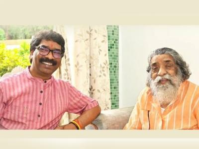 शिबू सोरेन के पिता सोबरन सोरेन एक किसान और शिबू के जीवन पर उनका प्रारंभिक प्रभाव रहा। शिबू सोरेन के बच्चे हेमंत सोरेन - झारखंड के वर्तमान मुख्यमंत्री और झारखंड मुक्ति मोर्चा (JMM) के एक प्रमुख नेता है। दुर्गा सोरेन (दिवंगत) - पूर्व JMM नेता और विधायक। बसंत सोरेन - झारखंड में विधायक और राजनीतिक हस्ती। अंजलि सोरेन - सामाजिक कार्यों में संलग्न। सोरेन परिवार झारखंड की राजनीति का केंद्रबिंदु बना हुआ है, जहाँ हेमंत सोरेन अपने पिता की विरासत को आगे बढ़ा रहे हैं। | saibauu-saoraena-kae-paitaa-saobarana-saoraena-eka-kaisaana-aura-saibauu-kae-jaivana-para-unakaa-paraaranbhaika-parabhaava-rahaa-saibauu-saoraena-kae-bacacae-haemanta-saoraena-jhaarakhanda-kae-varatamaana-maukhayamantarai-aura-jhaarakhanda-maukatai | Latest india Photos at Lokmatnews.in शिबू सोरेन के पिता सोबरन सोरेन एक किसान और शिबू के जीवन पर उनका प्रारंभिक प्रभाव रहा। शिबू सोरेन के बच्चे हेमंत सोरेन - झारखंड के वर्तमान मुख्यमंत्री और झारखंड मुक्ति मोर्चा (JMM) के एक प्रमुख नेता है। दुर्गा सोरेन (दिवंगत) - पूर्व JMM नेता और विधायक। बसंत सोरेन - झारखंड में विधायक और राजनीतिक हस्ती। अंजलि सोरेन - सामाजिक कार्यों में संलग्न। सोरेन परिवार झारखंड की राजनीति का केंद्रबिंदु बना हुआ है, जहाँ हेमंत सोरेन अपने पिता की विरासत को आगे बढ़ा रहे हैं। | saibauu-saoraena-kae-paitaa-saobarana-saoraena-eka-kaisaana-aura-saibauu-kae-jaivana-para-unakaa-paraaranbhaika-parabhaava-rahaa-saibauu-saoraena-kae-bacacae-haemanta-saoraena-jhaarakhanda-kae-varatamaana-maukhayamantarai-aura-jhaarakhanda-maukatai | Latest india Photos at Lokmatnews.in