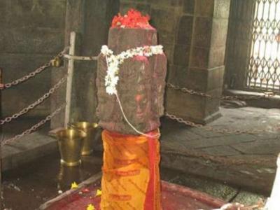 मंदिर में शिवलिंग का बदलता रहता है रंग मंदिर में शिवलिंग का बदलता रहता है रंग