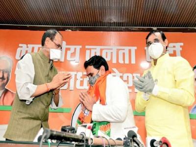 पूर्व कांग्रेस नेता नारायण पटेल बीजेपी में शामिल होते हुए (तस्वीर-शिवराज सिंह चौहान फेसबुक पेज)