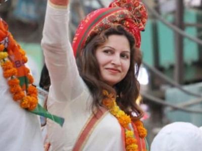 बीजेपी ने टिकटॉक स्टार <a href='https://www.lokmatnews.in/topics/sonali-phogat/'>सोनाली फोगाट</a> को आदमपुर से उतारा है बीजेपी ने टिकटॉक स्टार <a href='https://www.lokmatnews.in/topics/sonali-phogat/'>सोनाली फोगाट</a> को आदमपुर से उतारा है