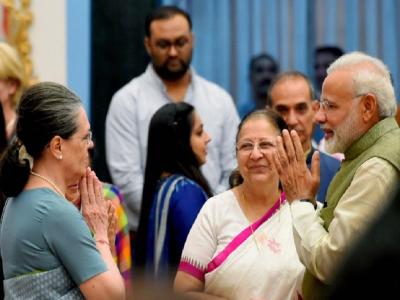 प्रधानमंत्री <a href='https://www.lokmatnews.in/topics/narendra-modi/'>नरेंद्र मोदी</a> और कांग्रेस की अंतरिम अध्यक्ष सोनिया गांधी (फाइल फोटो) 