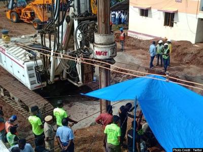 3 Year Old Boy, Trapped In Tamil Nadu Borewell For 3 Days, Dies | 3-year-old-boy-trapped-in-tamil-nadu-borewell-for-3-days-dies | Latest india Photos at Lokmatnews.in
