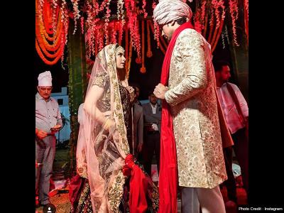 दुल्हन बनी एकता भी हैवी लहंगे में बेहद खूबसूरत दिख रही थी। | daulahana-banai-ekataa-bhai-haaivai-lahangae-maen-baehada-khauubasauurata-daikha-rahai-thai | Latest television Photos at Lokmatnews.in दुल्हन बनी एकता भी हैवी लहंगे में बेहद खूबसूरत दिख रही थी। | daulahana-banai-ekataa-bhai-haaivai-lahangae-maen-baehada-khauubasauurata-daikha-rahai-thai | Latest television Photos at Lokmatnews.in