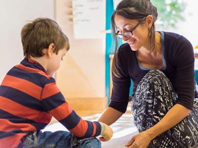 टीचर और स्टूडेंट का रिश्ता उन खास रिश्तों में से एक होता है जिसे पूरी जिंदगी भूला नहीं जा सकता टीचर और स्टूडेंट का रिश्ता उन खास रिश्तों में से एक होता है जिसे पूरी जिंदगी भूला नहीं जा सकता