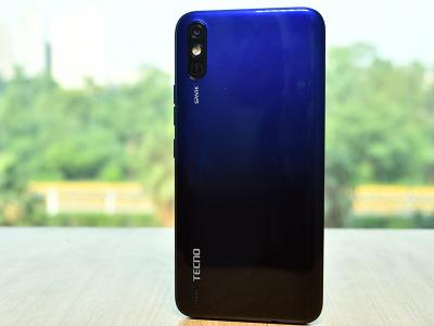 स्पार्क गो के बैक साइड में 8 मेगापिक्सल का AI कैमरा दिया गया है जो ड्यूल फ्लैश से लैस है स्पार्क गो के बैक साइड में 8 मेगापिक्सल का AI कैमरा दिया गया है जो ड्यूल फ्लैश से लैस है