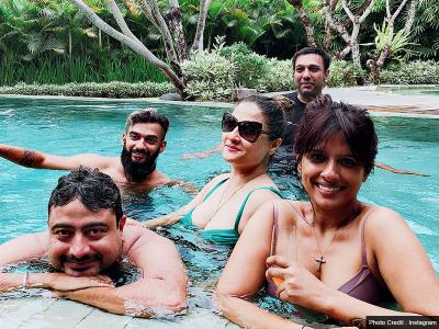 अपने दोस्तों के साथ उर्वशी ढोलकिया | apanae-daosataon-kae-saatha-uravasai-dhaolakaiyaa | Latest bollywood Photos at Lokmatnews.in