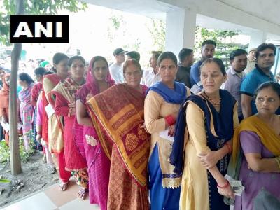 पहले चरण के मतदान में महिलाओं ने भी बढ़-चढ़कर हिस्सा लिया।