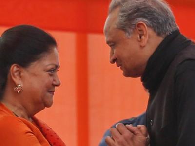 अशोक गहलोत और वसुंधरा राजे (फाइल फोटो) <a href='https://www.lokmatnews.in/topics/ashok-gehlot/'>अशोक गहलोत</a> और वसुंधरा राजे (फाइल फोटो)