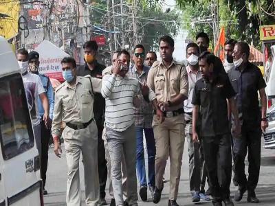 हिस्ट्रीशीटर विकास दुबे को गिरफ्तार कर ले जाती पुलित (फाइल फोटो) हिस्ट्रीशीटर विकास दुबे को गिरफ्तार कर ले जाती पुलित (फाइल फोटो)