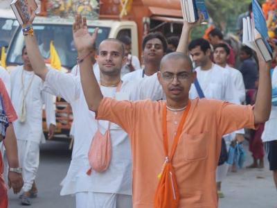 लोगों के बीच जाकर श्रीमद् भगवद् गीता पढ़ने के लिए उन्हें प्रोस्ताहित करते व्रजजन रंजन दास और साथी भक्तगढ़।