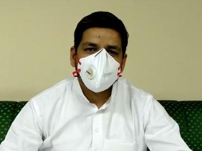 राजस्थान के कांग्रेस विधायक वाजिब अली ने पीपीई किट पहनकर वोट डाला। (फोटो सोर्स- एएनआई)