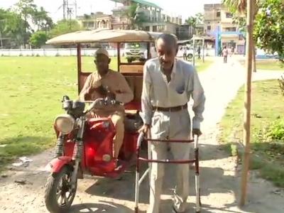 पश्चिम बंगाल के कूचबिहार में एक बुजुर्ग बैशाखी की मदद से मतदान करने पहुंचे। 