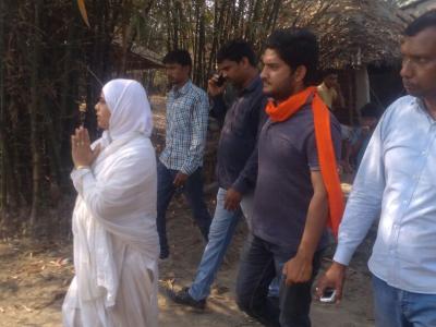 जिला पंचायत सदस्य गुलशन आरा और बीजेपी युवा मोर्चा के महेंद्र झा चुनाव प्रचार के दौरान