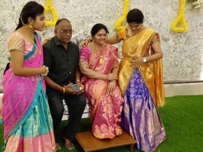 उद्योगपति श्रीनिवास मूर्ति (Shrinivas Murthy) अपनी दिवंगत पत्नी की वैक्स स्टैच्यू के साथ उद्योगपति श्रीनिवास मूर्ति (Shrinivas Murthy) अपनी दिवंगत पत्नी की वैक्स स्टैच्यू के साथ