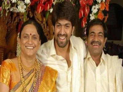 माता और पिता के साथ अभिनेता यश