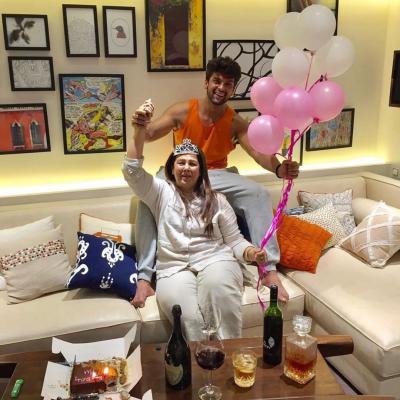 Kushal Tandon Celebrates Mother Birthday With Family See Viral Photos ...