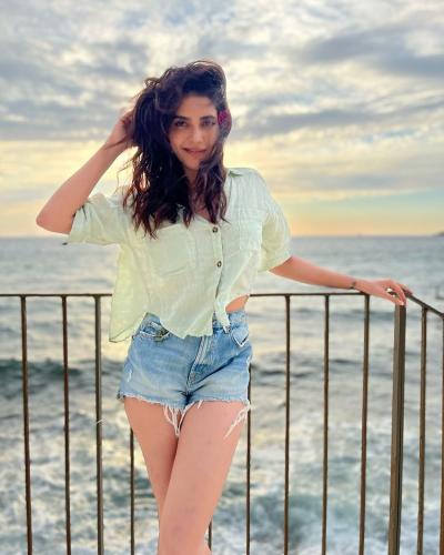 Karishma Tanna Sets Internet On Fire With Her Pictures In Blue Monokini See Pics 7740