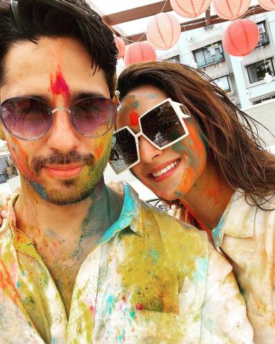 Sidharth Malhotra-Kiara Advani Holi Pics | sidharth-malhotra-kiara-advani-holi-pics | Latest bollywood Photos at Lokmatnews.in