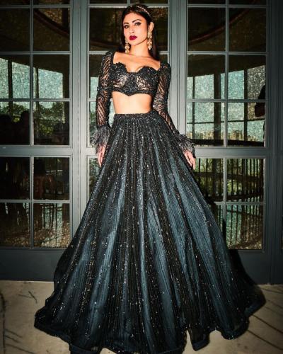 Mouni Roy looks stunning in black lehenga, see pics | www.lokmattimes.com