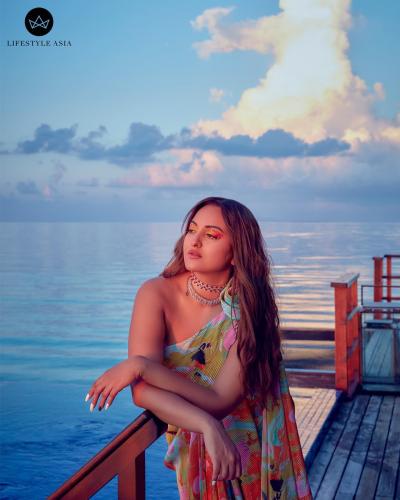 Sonakshi Sinhas Glamorous Photoshoot On Maldives Beach Goes Viral