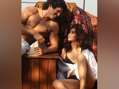 shibani dandekar deletes romantic photo with boyfriend farhan akhtar | बॉयफ्रेंड फरहान अख्तर के साथ की शिबानी ने बेहद रोमांटिक फोटो की शेयर, फिर कर दी डिलीट, जानिए क्या है माजरा?