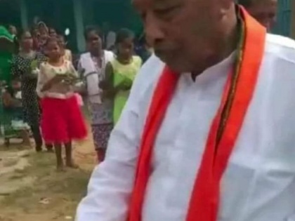 By-elections Madhya Pradesh Food minister Visahu Lal Singh video sharing the note goes viral | मध्य प्रदेश में उपचुनावः बुरे फंसे खाद्य मंत्री विसाहू लाल सिंह, नोट बांटते हुए वीडियो वायरल