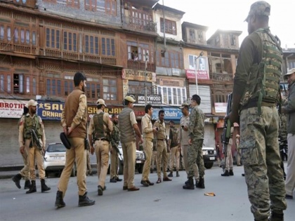 Jammu and Kashmir policeman disengaged from service for hurling abuses during lockdown announcement | लॉकडाउन की घोषणा के दौरान 'अभद्र भाषा' का इस्तेमाल करने वाला पुलिसकर्मी बर्खास्त, FIR हुई दर्ज