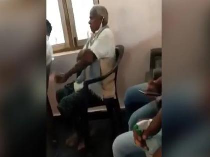 elderly man apply sanitizer like body lotion funny video goes viral | बुजुर्ग ने सैनिटाइजर का ऐसा किया इस्तेमाल, अधिकारी ने कहा- कोरोना इसका बाल भी बाका नहीं कर सकता elderly man apply sanitizer like body lotion funny video goes viral | बुजुर्ग ने सैनिटाइजर का ऐसा किया इस्तेमाल, अधिकारी ने कहा- कोरोना इसका बाल भी बाका नहीं कर सकता