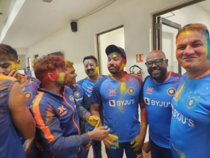 Team India celebration of Holi Rohit Sharma applied colors to everyone watch video | होली के जश्न में डूबी नजर आई टीम इंडिया, रोहित शर्मा ने सबको लगाया रंग-गुलाल, देखिए वीडियो
