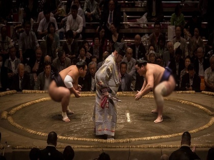 COVID-19 blow for Japan's sumo as wrestler tests positive | कोरोना वायरस से संक्रमित जापान का सूमो, बीते एक हफ्ते से था बुखार