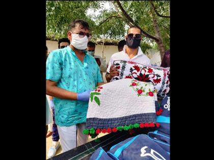 शिखर धवन हिंदू शरणार्थियों से मिलने मजलिस पार्क पहुंचे।