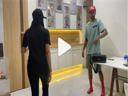 shreyas iyer kicks her sister while dancing video viral on social media | भारतीय क्रिकेटर श्रेयस अय्यर ने बहन को मारी 'लात', VIDEO हुआ वायरल