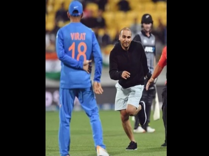India vs New Zealand, 4th T20I: Fan Breaches Security To Get Close To Virat Kohli | IND vs NZ, 4th T20I: कोहली के करीब पहुंचा फैन, वीडियो में देखें आगे क्या हुआ