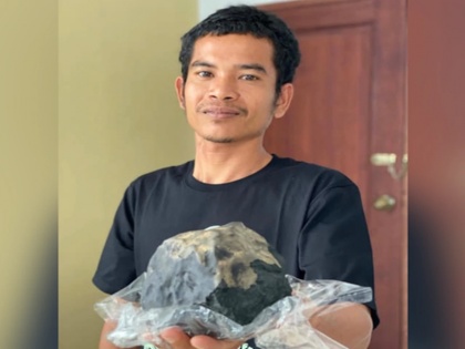 Indonesian man becomes an instant millionaire as meteorite crashes through his roof | छत फाड़कर घर के अंदर गिरा उल्का पिंड, चंद मिनटों में करोड़पति बन गया ये शख्स