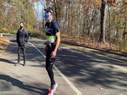 Trending viral news A blind man ran 5 kilometers alone | बचपन में खोई थी आंखों की रोशनी, 30 साल बाद 5 किलोमीटर दौड़कर कर दिया कमाल