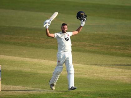 जैक लीनिंग 29 बाउंड्री के दम पर 220 रन बनाकर नाबाद रहे।