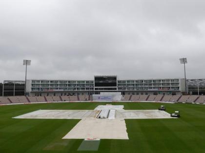 तीसरे टेस्ट मैच के दौरान बारिश ने बार-बार दखल दी है।