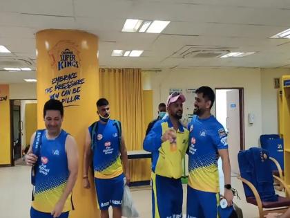 'We hugged and cried' - Suresh Raina spills beans on planned retirement with MS Dhoni on August 15 | संन्यास के बाद सुरेश रैना को गले लगाकर खूब रोए महेंद्र सिंह धोनी, थम नहीं रहे थे आंसू