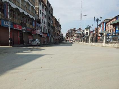 Shutdown in Kashmir to mark Maqbool Bhat 37th death anniversary | मकबूल बट की बरसी पर कश्मीर में हड़ताल, सड़कों पर यातायात नदारद Shutdown in Kashmir to mark Maqbool Bhat 37th death anniversary | मकबूल बट की बरसी पर कश्मीर में हड़ताल, सड़कों पर यातायात नदारद