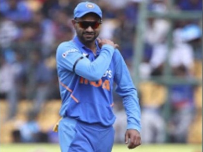 IND vs AUS, 3rd ODI: shikhar dhawan hurts left shoulder walks off field | IND vs AUS, 3rd ODI: टीम इंडिया के लिए बुरी खबर, तीसरे वनडे में भी चोटिल हुए शिखर धवन, ले जाया गया मैदान से बाहर
