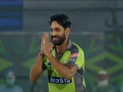 akistan Super League 2020: Haris Rauf reaction after Shahid Afridi wicket | शाहिद अफरीदी को 'बोल्ड' करने के बाद हाथ जोड़ने लगा गेंदबाज, वीडियो हुआ वायरल