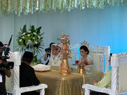 OMG! Malaysian Couple Hosts 10,000 Guests At Drive-Through Wedding Amid Pandemic | OMG! यहां शादी में सिर्फ 20 लोगों को बुलाने की इजाजत, कपल को बधाई देने पहुंच गए 10 हजार